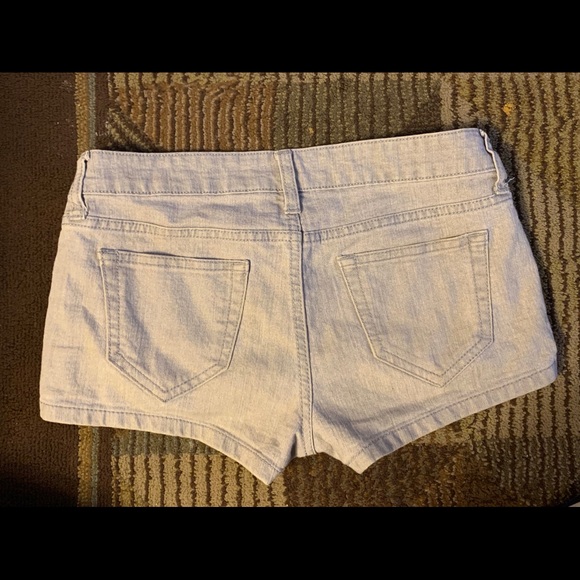 Light grey shorts with pocket embellishment - Picture 3 of 4